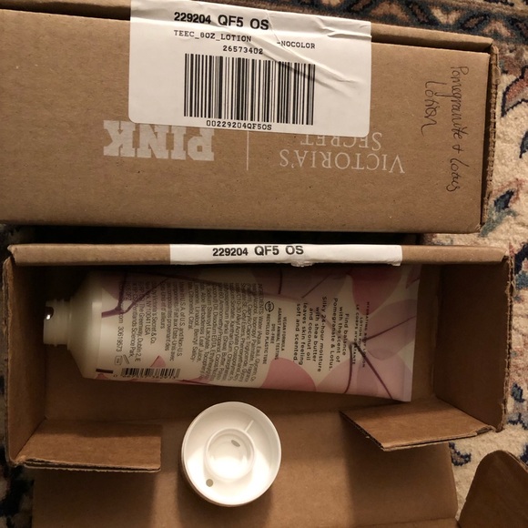 VS Pomegranate & Lotus Moisturizing Lotion 8oz  lot of 2 brand new - Picture 3 of 3